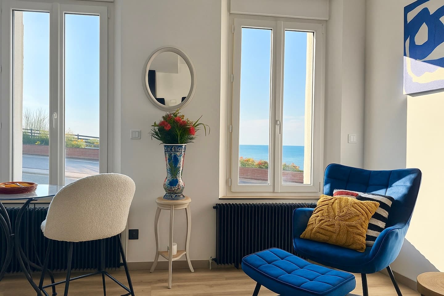 Cocon — fauteuil bleu et vue mer de plain-pied