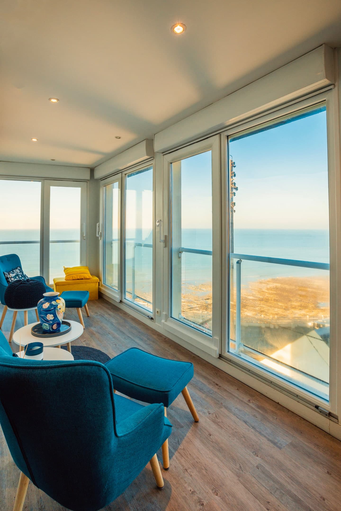 Évasion — salon panoramique ouvert sur la mer
