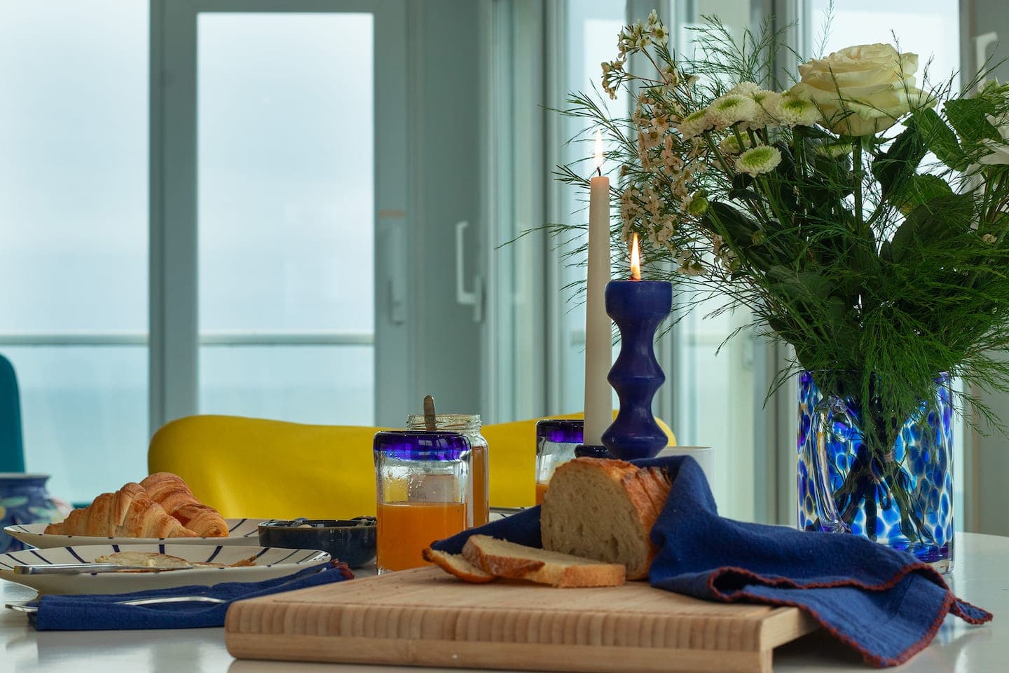 Évasion — petit-déjeuner face aux baies vitrées