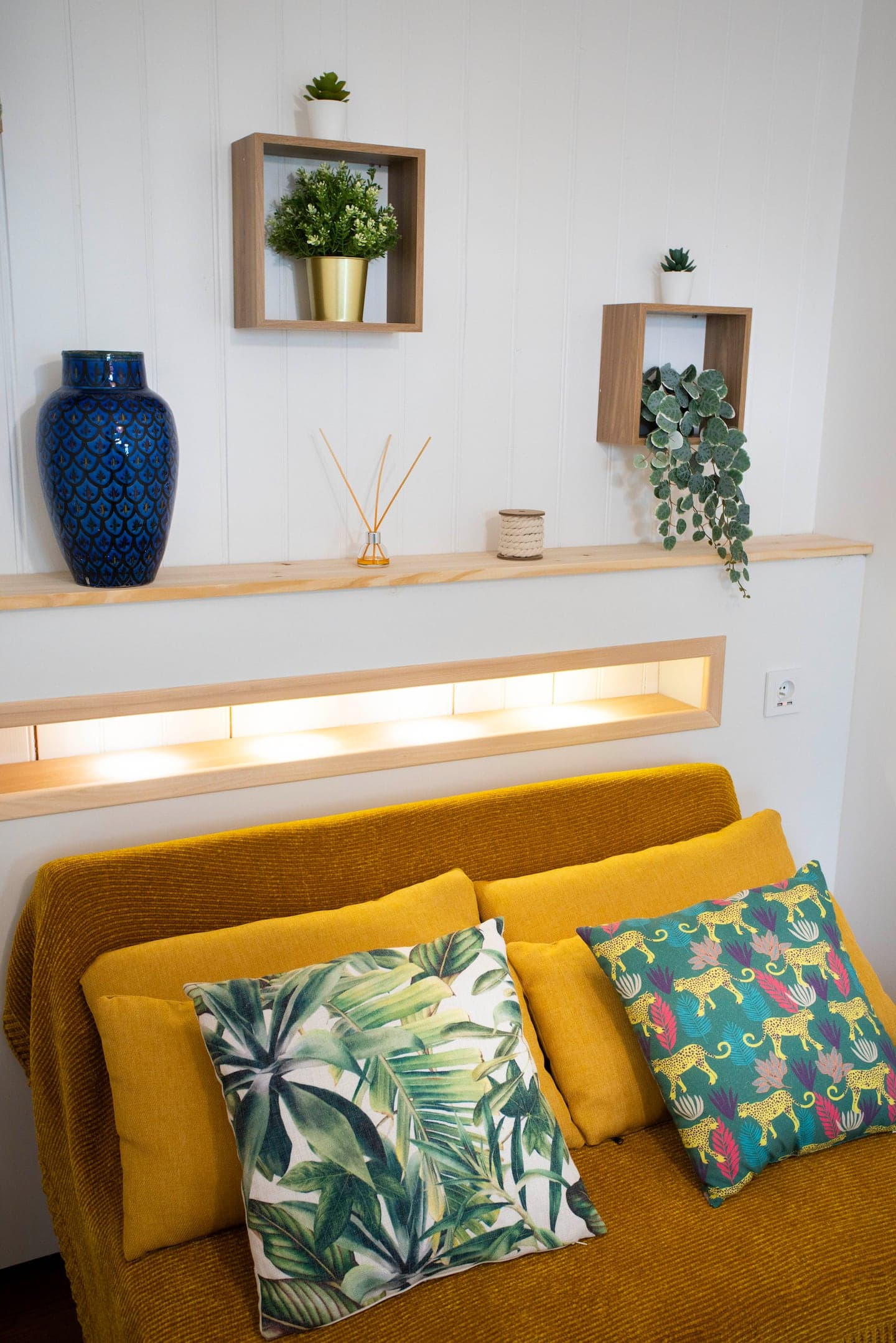 Évasion — banquette moutarde et détails colorés