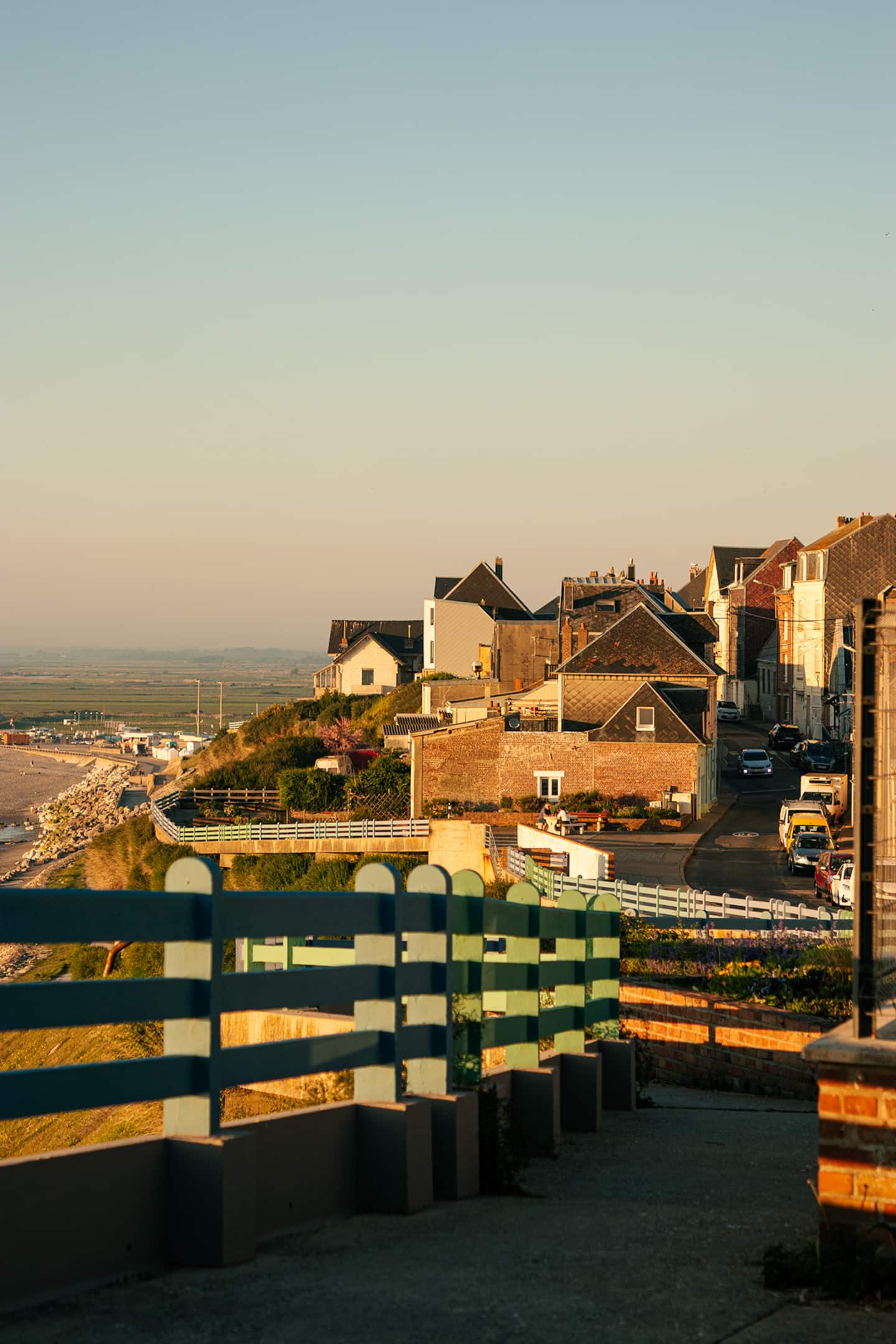 Maisons d'Ault et phare dominant le village